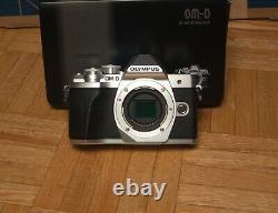 BARELY USED MINT Olympus e-m10 mark iii IBIS, Auto Focus, 4K Silver